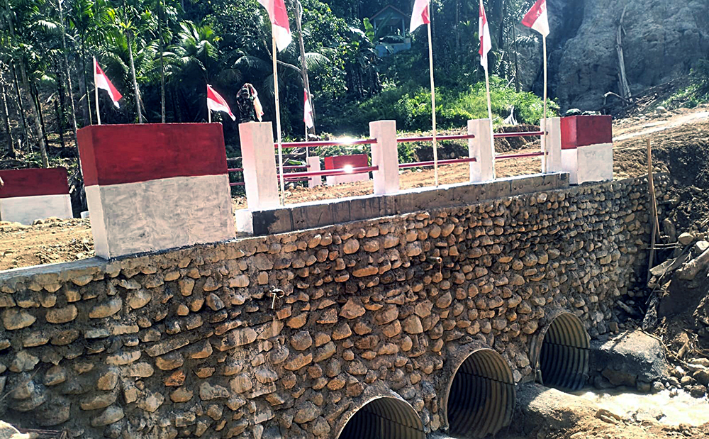 Satgas Penanggulangan Bencana Alam (Gulbencal) Kodam I/Bukit Barisan menuntaskan pembangunan Jembatan Armco titik ke-5. (BeritaNasional/Elvis/HO Dispenad)