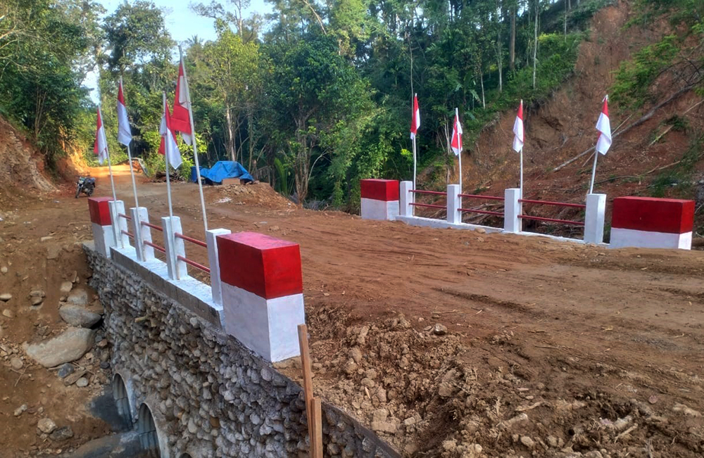Satgas Penanggulangan Bencana Alam (Gulbencal) Kodam I/Bukit Barisan menuntaskan pembangunan Jembatan Armco titik ke-5. (BeritaNasional/Elvis/HO Dispenad)