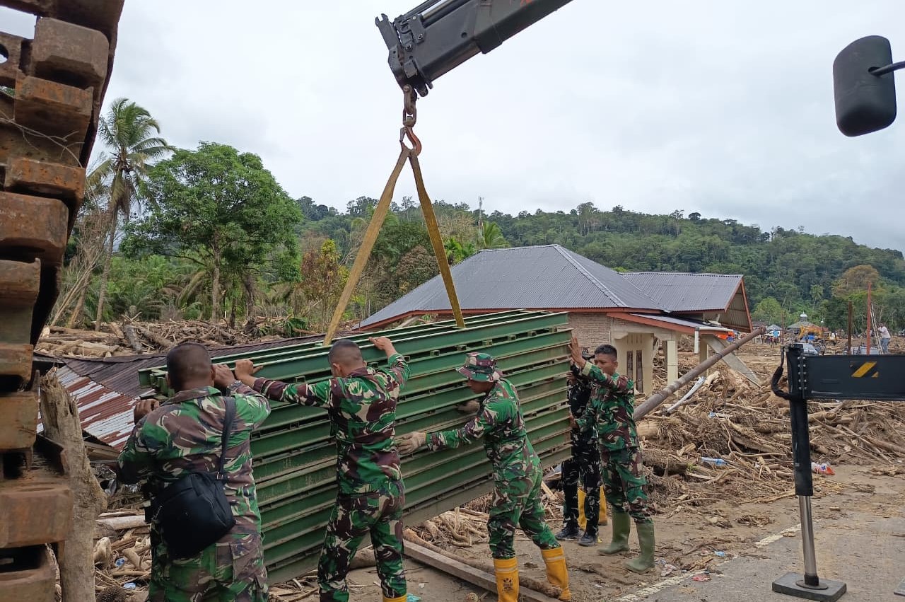 Satgas Yonzipur 1/DD telah menyelesaikan pebuatan pemasangan Jembatan Bailey akibat terputus oleh banjir,. (BeritaNasional/Elvis/HO Dispenad)