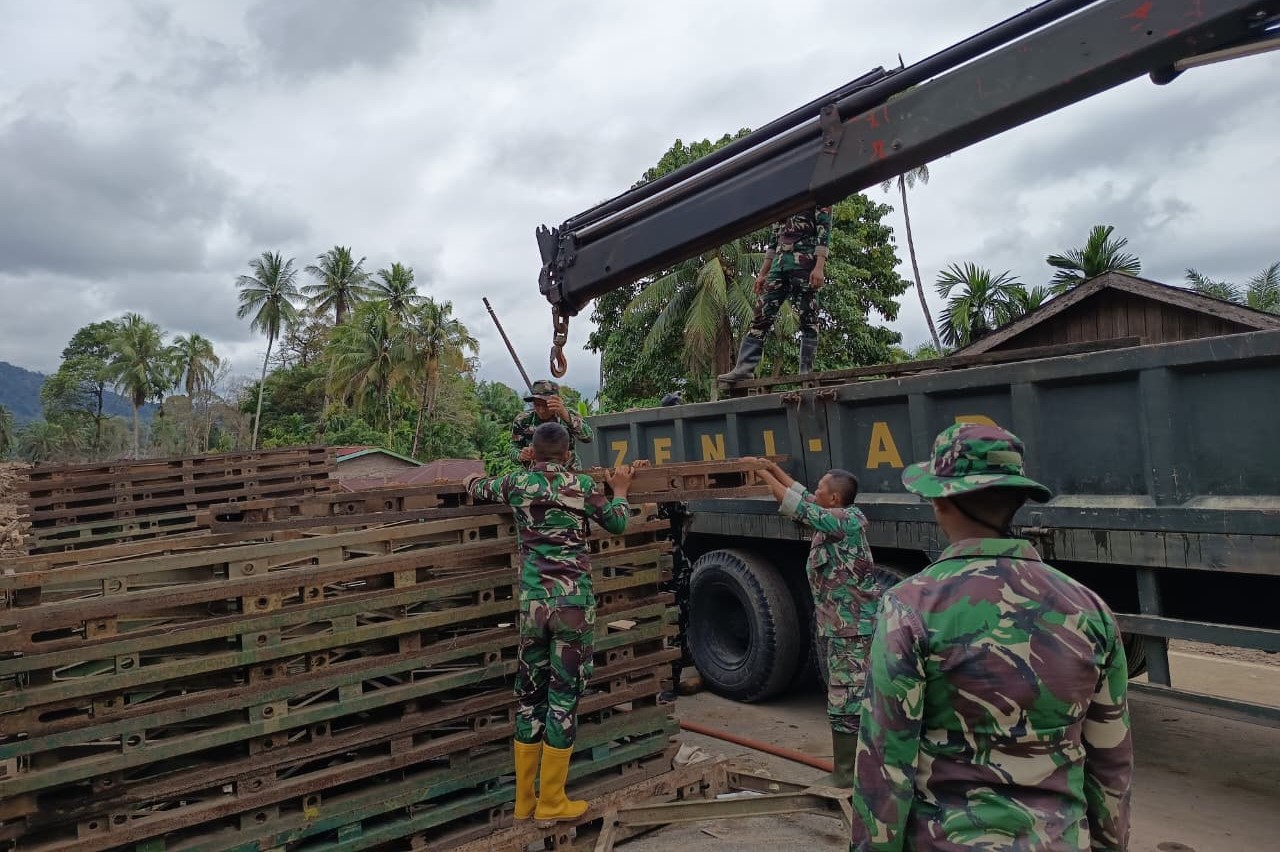 Satgas Yonzipur 1/DD telah menyelesaikan pebuatan pemasangan Jembatan Bailey akibat terputus oleh banjir,. (BeritaNasional/Elvis/HO Dispenad)