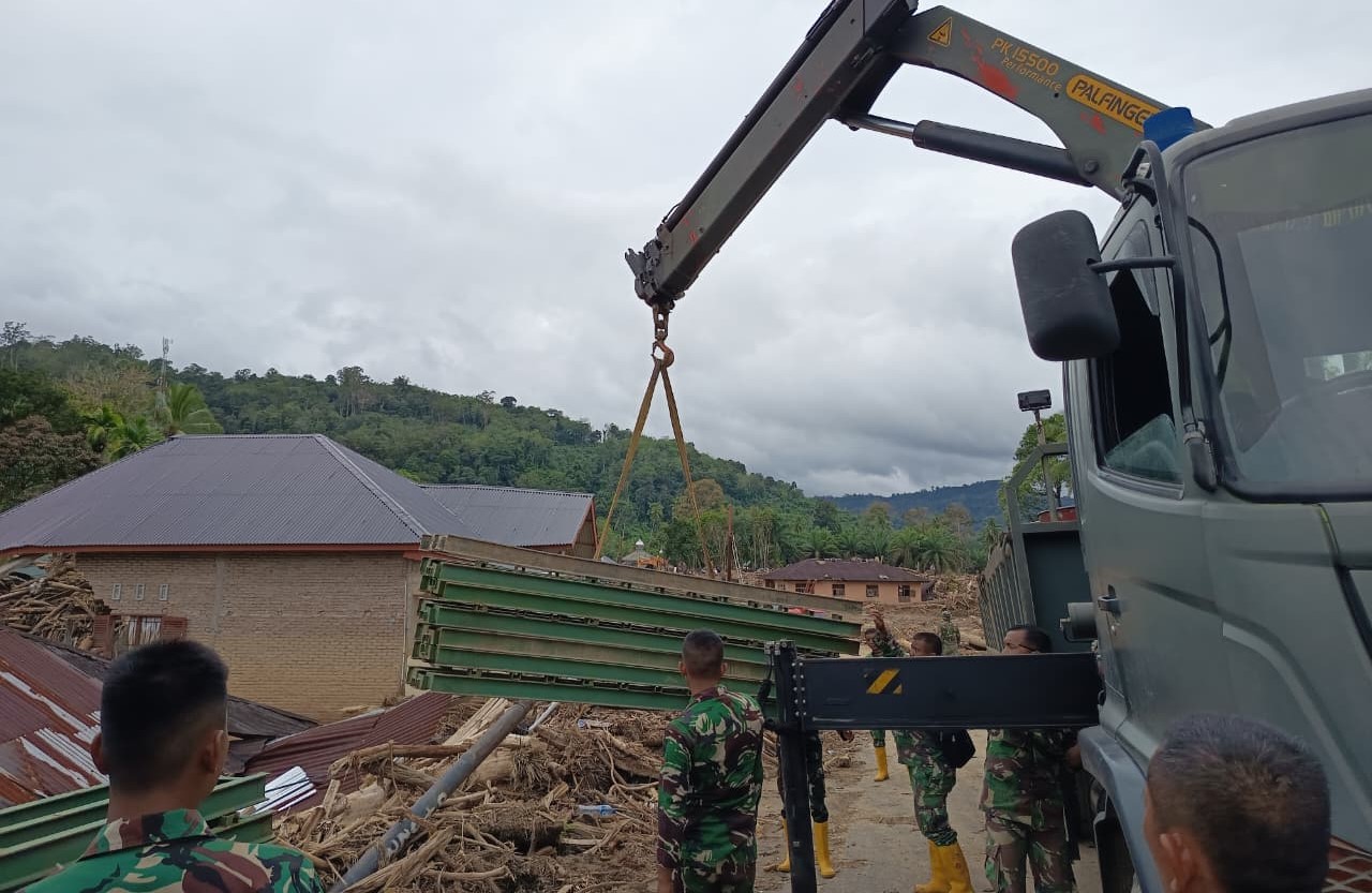 Satgas Yonzipur 1/DD telah menyelesaikan pebuatan pemasangan Jembatan Bailey akibat terputus oleh banjir,. (BeritaNasional/Elvis/HO Dispenad)