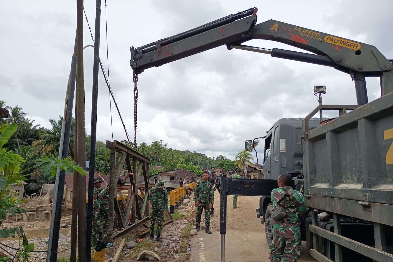 Satgas Yonzipur 1/DD telah menyelesaikan pebuatan pemasangan Jembatan Bailey akibat terputus oleh banjir,. (BeritaNasional/Elvis/HO Dispenad)