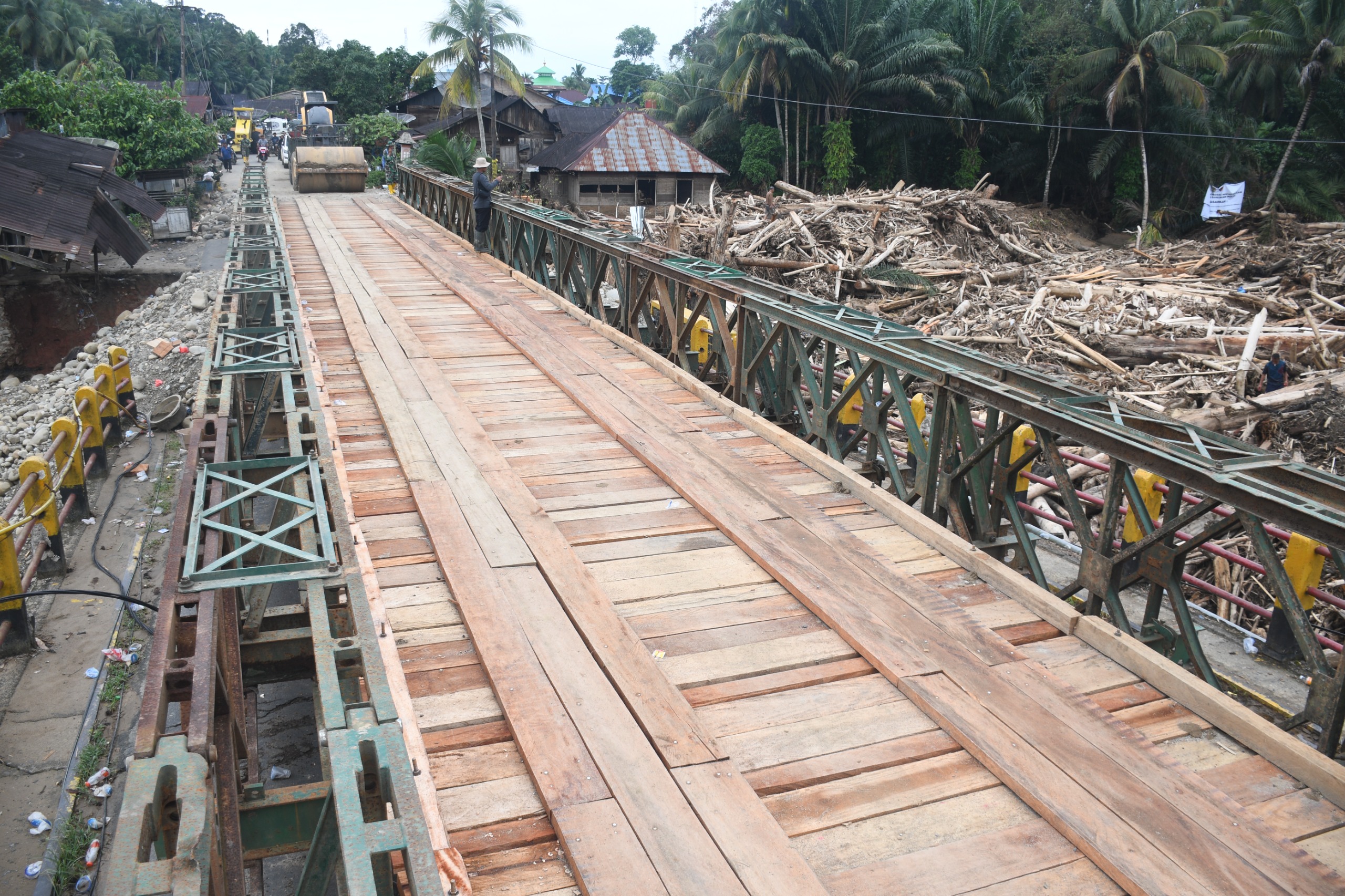 Satgas Yonzipur 1/DD telah menyelesaikan pebuatan pemasangan Jembatan Bailey akibat terputus oleh banjir,. (BeritaNasional/Elvis/HO Dispenad)