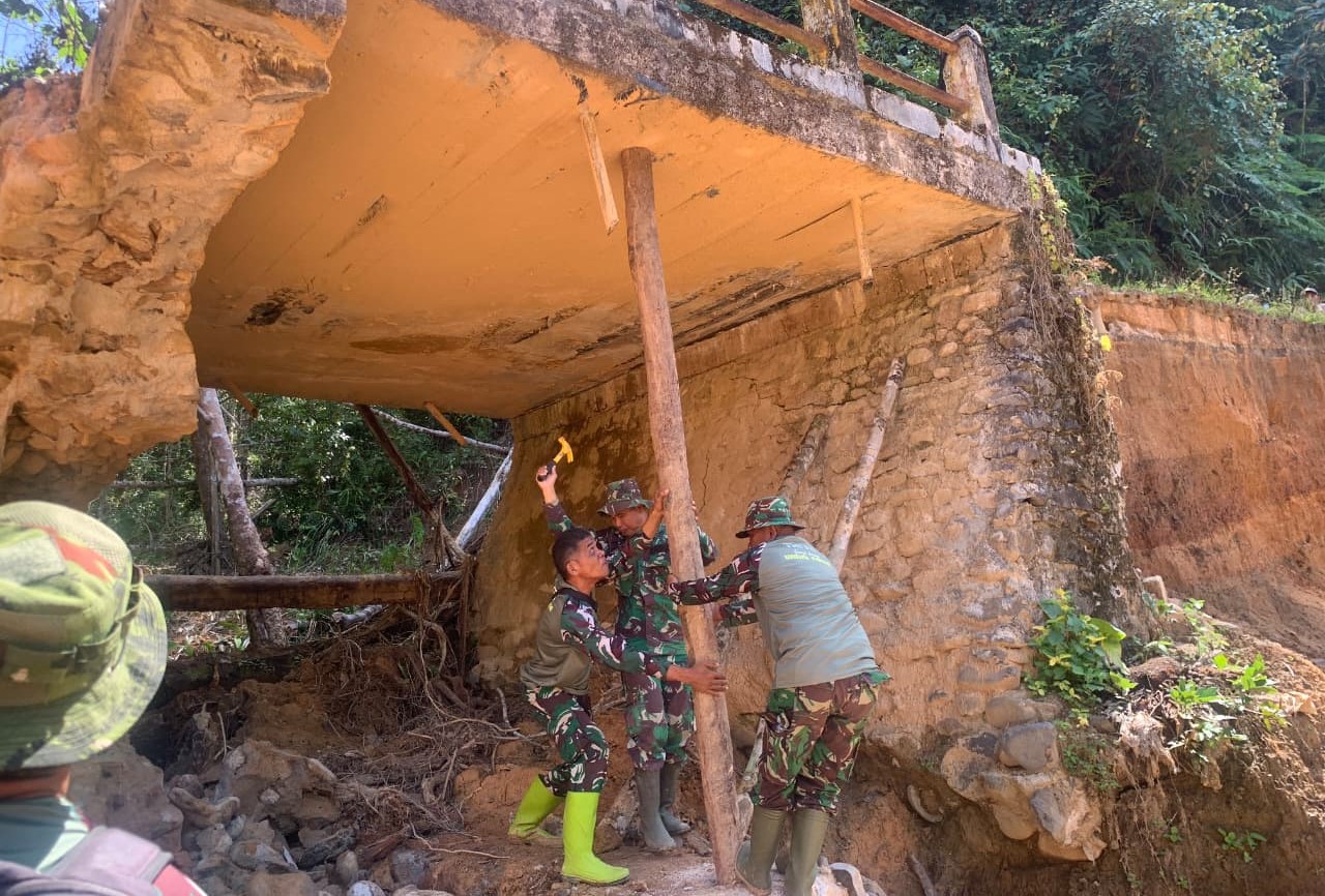 Satgas Penanggulangan Bencana Alam (Gulbencal) Kodam I/Bukit Barisan menuntaskan perbaikan Jembatan Beton. (BeritaNasional/Elvis/HO Dispenad)