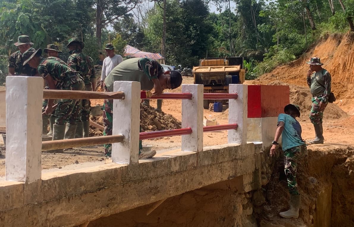 Satgas Penanggulangan Bencana Alam (Gulbencal) Kodam I/Bukit Barisan menuntaskan perbaikan Jembatan Beton. (BeritaNasional/Elvis/HO Dispenad)
