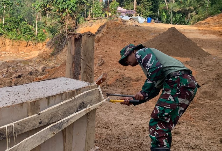 Satgas Penanggulangan Bencana Alam (Gulbencal) Kodam I/Bukit Barisan menuntaskan perbaikan Jembatan Beton. (BeritaNasional/Elvis/HO Dispenad)