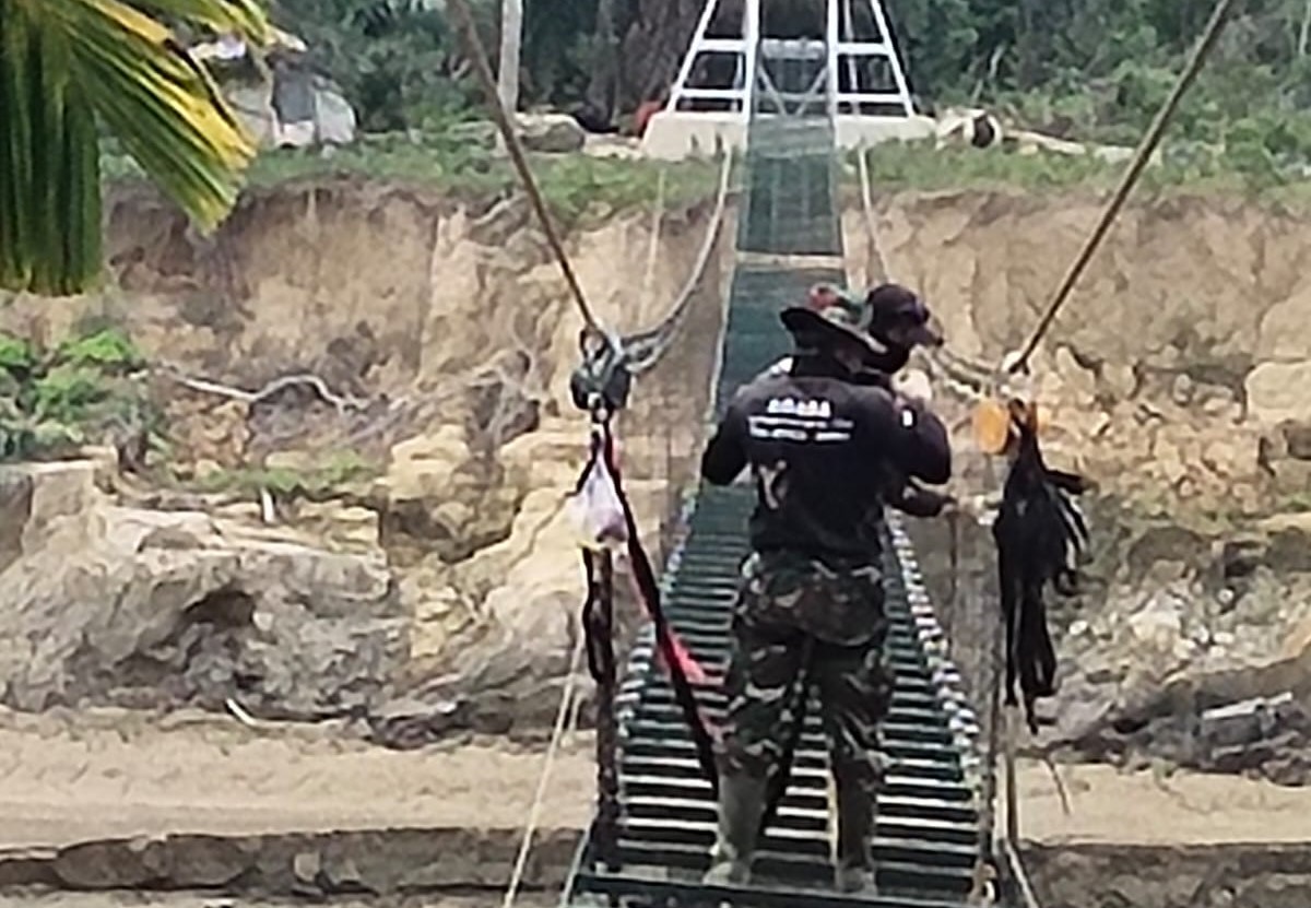 Jembatan gantung di Desa Ononamolo III, Kecamatan Mandrehe Barat, Kabupaten Nias Barat kini dapat dimanfaatkan kembali oleh masyarakat.(BeritaNasional/Elvis/HO Dispenad)