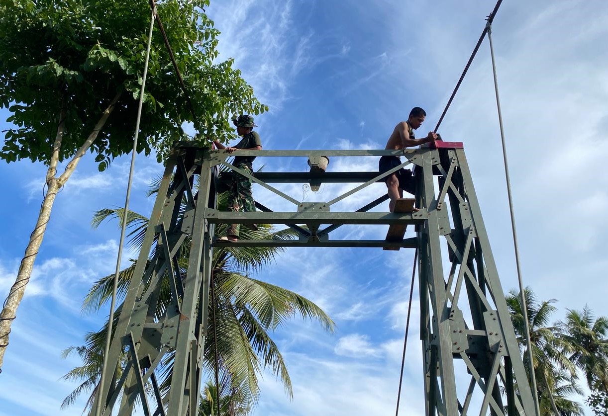 Jembatan gantung di Desa Ononamolo III, Kecamatan Mandrehe Barat, Kabupaten Nias Barat kini dapat dimanfaatkan kembali oleh masyarakat.(BeritaNasional/Elvis/HO Dispenad)