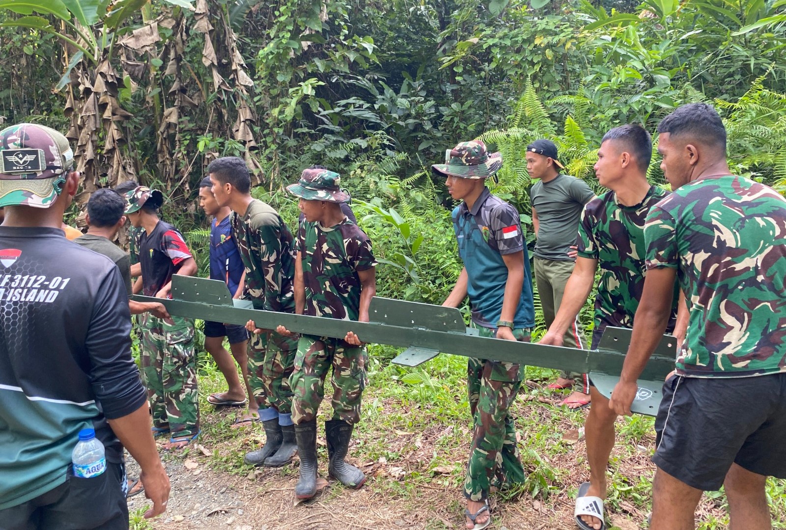 Jembatan gantung di Desa Ononamolo III, Kecamatan Mandrehe Barat, Kabupaten Nias Barat kini dapat dimanfaatkan kembali oleh masyarakat.(BeritaNasional/Elvis/HO Dispenad)