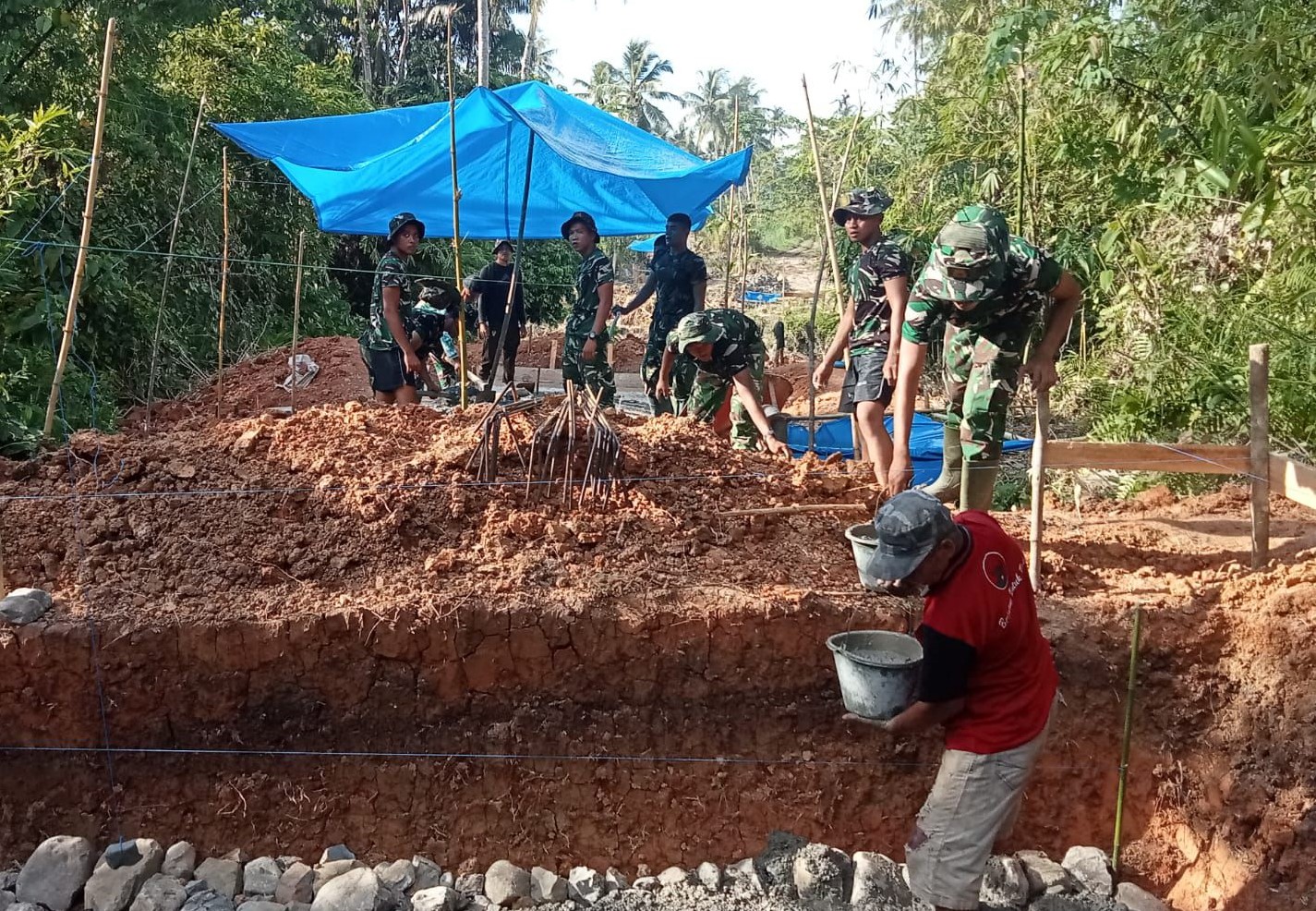 Jembatan gantung di Desa Ononamolo III, Kecamatan Mandrehe Barat, Kabupaten Nias Barat kini dapat dimanfaatkan kembali oleh masyarakat.(BeritaNasional/Elvis/HO Dispenad)