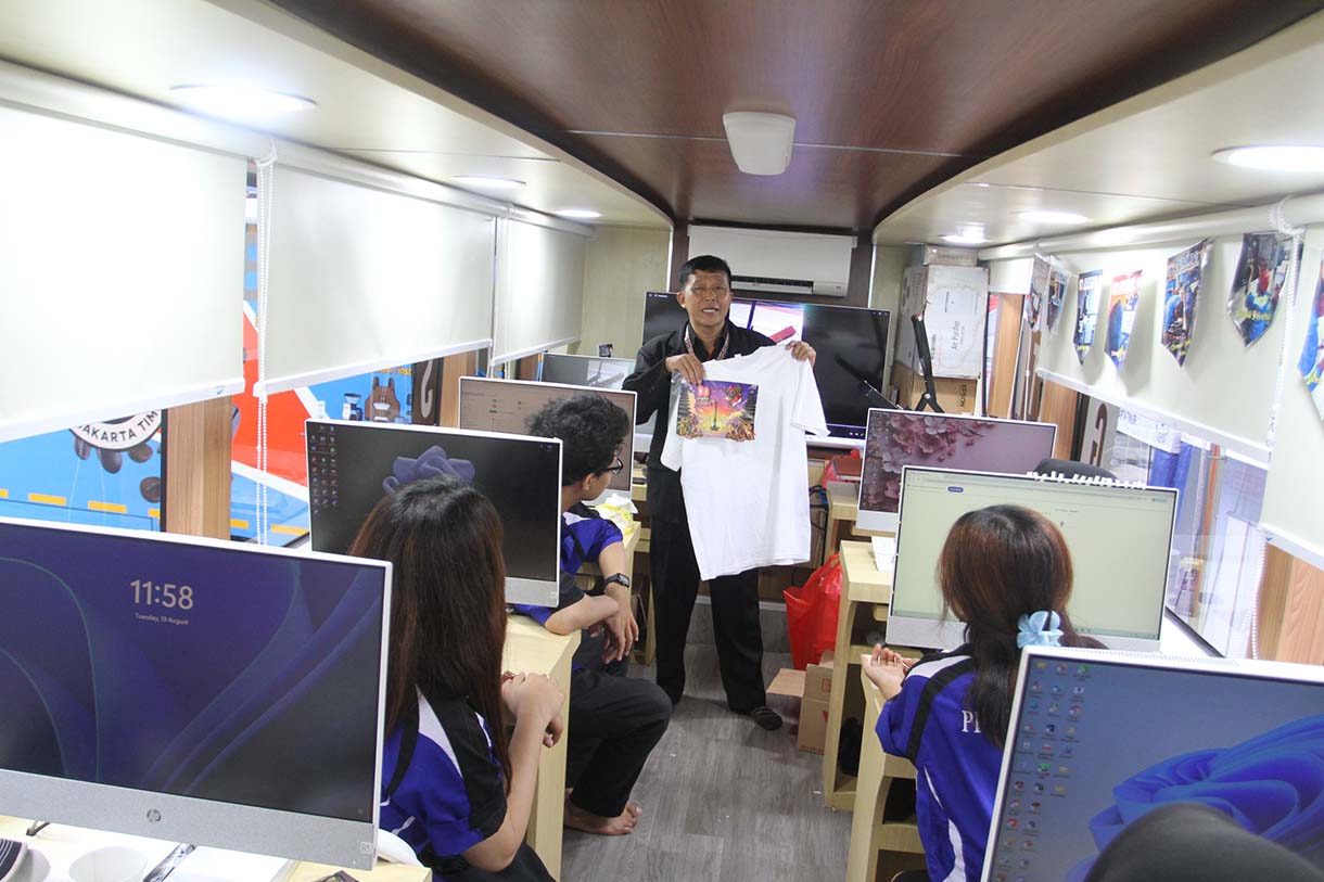 Sejumlah pengunjung mencari informasi lowongan pekerjaan dalam JobFest 2025 di Jakarta International Velodrome, Jakarta, Selasa (19/8/2025).  (Beritanasional.com/Oke Atmaja)