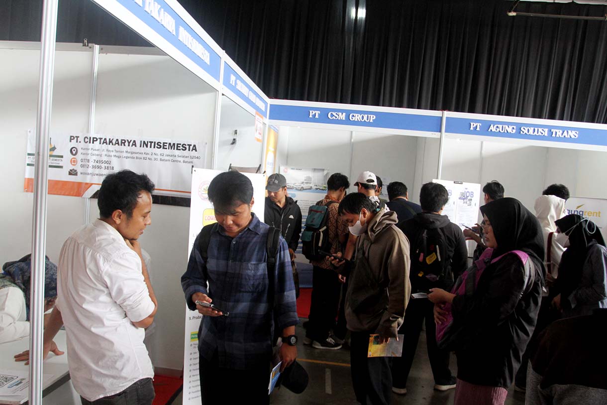 Sejumlah pengunjung mencari informasi lowongan pekerjaan dalam JobFest 2025 di Jakarta International Velodrome, Jakarta, Selasa (19/8/2025).  (Beritanasional.com/Oke Atmaja)