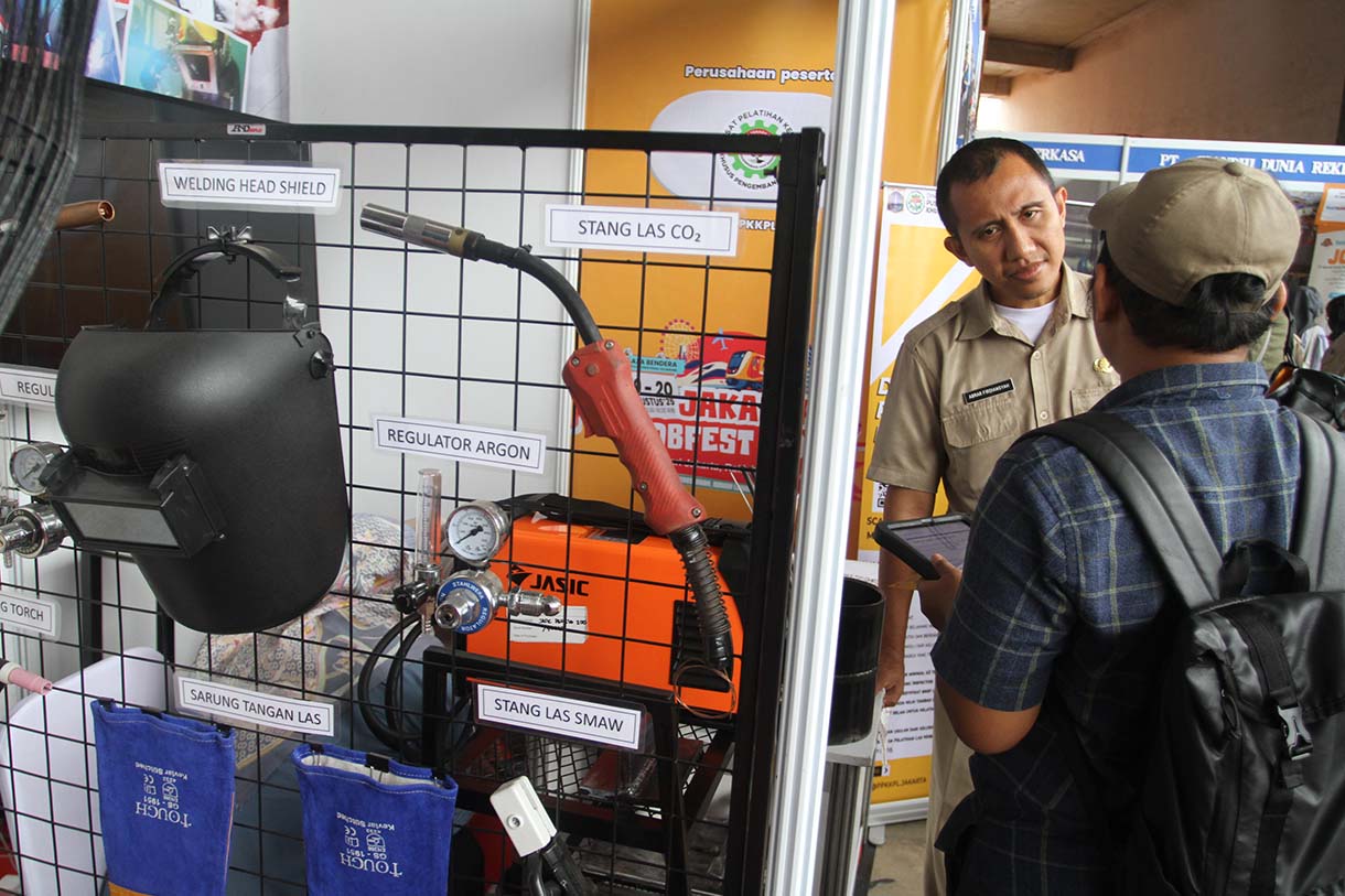 Sejumlah pengunjung mencari informasi lowongan pekerjaan dalam JobFest 2025 di Jakarta International Velodrome, Jakarta, Selasa (19/8/2025).  (Beritanasional.com/Oke Atmaja)