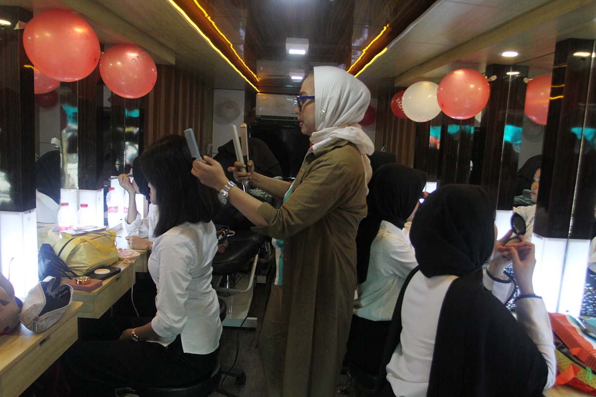 Sejumlah pengunjung mencari informasi lowongan pekerjaan dalam JobFest 2025 di Jakarta International Velodrome, Jakarta, Selasa (19/8/2025).  (Beritanasional.com/Oke Atmaja)