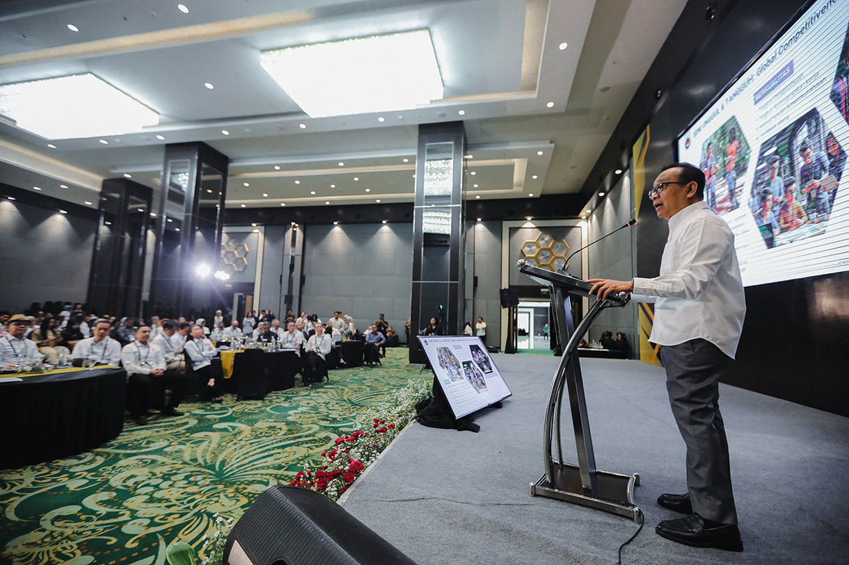 Komisi III DPR menandatangani berita acara persetujuan tingkat I terhadap revisi Undang-Undang (RUU) tentang Perubahan atas Nomor 8 Tahun 1981 tentang Kitab Undang-Undang Hukum Acara Pidana (KUHAP). (BeritaNasional/Elvis Sendouw)