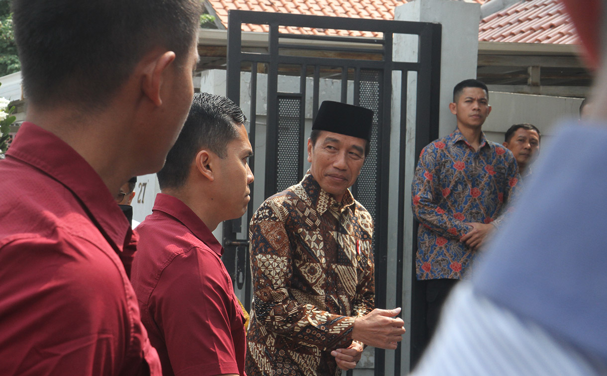 Presiden Joko Widodo bersma wapres tepilih Giran Rakabuming Raka memberi melayat almarhum Wakil Presiden ke-9 Hamzah Haz di Jalan Tegalan, Matraman, Jakarta, Rabu (24/7/2024).  (BeritaNasional.com/Oke Atmaja)