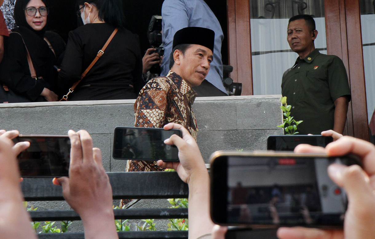 Presiden Joko Widodo bersma wapres tepilih Giran Rakabuming Raka memberi melayat almarhum Wakil Presiden ke-9 Hamzah Haz di Jalan Tegalan, Matraman, Jakarta, Rabu (24/7/2024).  (BeritaNasional.com/Oke Atmaja)