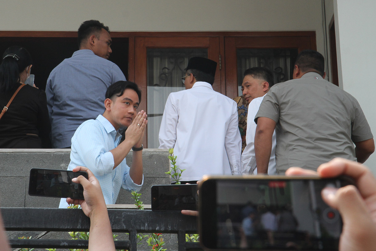 Presiden Joko Widodo bersma wapres tepilih Giran Rakabuming Raka memberi melayat almarhum Wakil Presiden ke-9 Hamzah Haz di Jalan Tegalan, Matraman, Jakarta, Rabu (24/7/2024).  (BeritaNasional.com/Oke Atmaja)