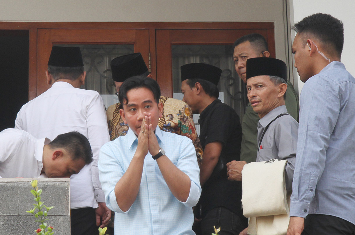 Presiden Joko Widodo bersma wapres tepilih Giran Rakabuming Raka memberi melayat almarhum Wakil Presiden ke-9 Hamzah Haz di Jalan Tegalan, Matraman, Jakarta, Rabu (24/7/2024).  (BeritaNasional.com/Oke Atmaja)