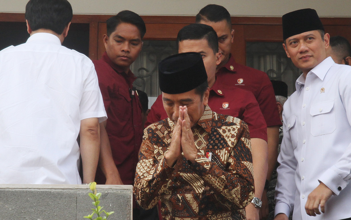 Presiden Joko Widodo bersma wapres tepilih Giran Rakabuming Raka memberi melayat almarhum Wakil Presiden ke-9 Hamzah Haz di Jalan Tegalan, Matraman, Jakarta, Rabu (24/7/2024).  (BeritaNasional.com/Oke Atmaja)