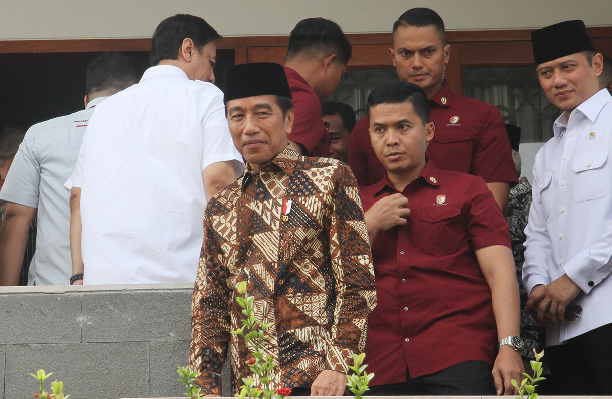 Presiden Joko Widodo bersma wapres tepilih Giran Rakabuming Raka memberi melayat almarhum Wakil Presiden ke-9 Hamzah Haz di Jalan Tegalan, Matraman, Jakarta, Rabu (24/7/2024).  (BeritaNasional.com/Oke Atmaja)