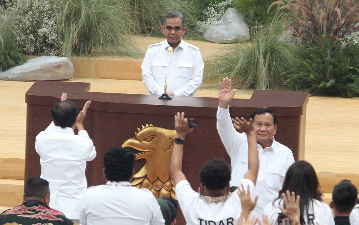 Ketua Umum Partai Gerindra, Prabowo Subianto memberi hormat kepada Presiden Joko Widodo dalam rangka penutupan Rapimnas Partai Gerindra di Komplek Gelora Bung Karno, Senayan, Jakarta, Sabtu (31/3/2024).(BeritaNasional.com/ Oke Atmaja)