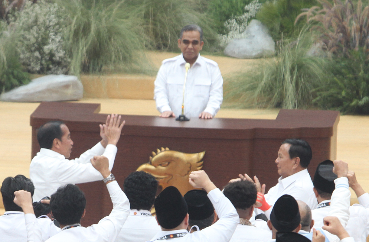 Ketua Umum Partai Gerindra, Prabowo Subianto memberi hormat kepada Presiden Joko Widodo dalam rangka penutupan Rapimnas Partai Gerindra di Komplek Gelora Bung Karno, Senayan, Jakarta, Sabtu (31/3/2024).(BeritaNasional.com/ Oke Atmaja)