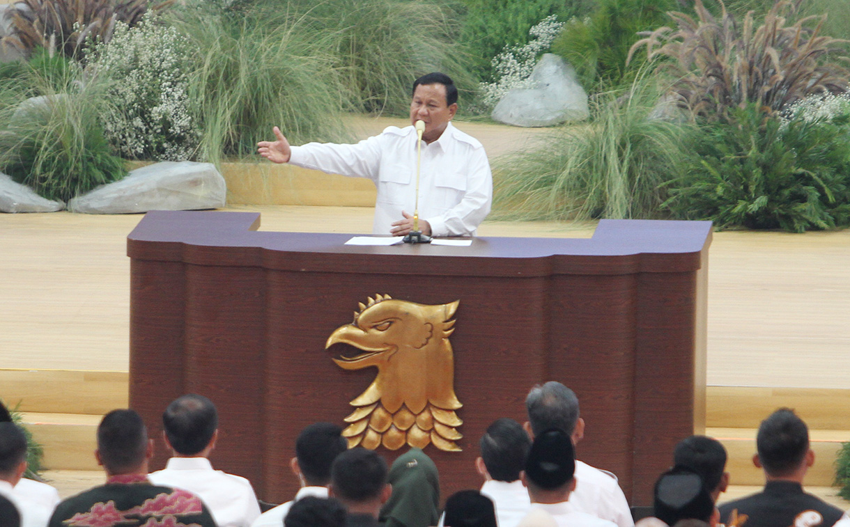 Ketua Umum Partai Gerindra, Prabowo Subianto memberi hormat kepada Presiden Joko Widodo dalam rangka penutupan Rapimnas Partai Gerindra di Komplek Gelora Bung Karno, Senayan, Jakarta, Sabtu (31/3/2024).(BeritaNasional.com/ Oke Atmaja)