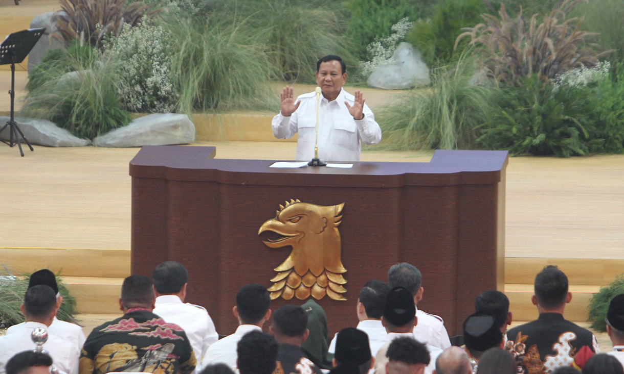 Ketua Umum Partai Gerindra, Prabowo Subianto memberi hormat kepada Presiden Joko Widodo dalam rangka penutupan Rapimnas Partai Gerindra di Komplek Gelora Bung Karno, Senayan, Jakarta, Sabtu (31/3/2024).(BeritaNasional.com/ Oke Atmaja)