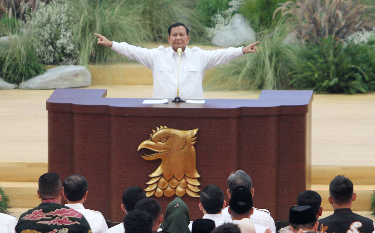 Ketua Umum Partai Gerindra, Prabowo Subianto memberi hormat kepada Presiden Joko Widodo dalam rangka penutupan Rapimnas Partai Gerindra di Komplek Gelora Bung Karno, Senayan, Jakarta, Sabtu (31/3/2024).(BeritaNasional.com/ Oke Atmaja)