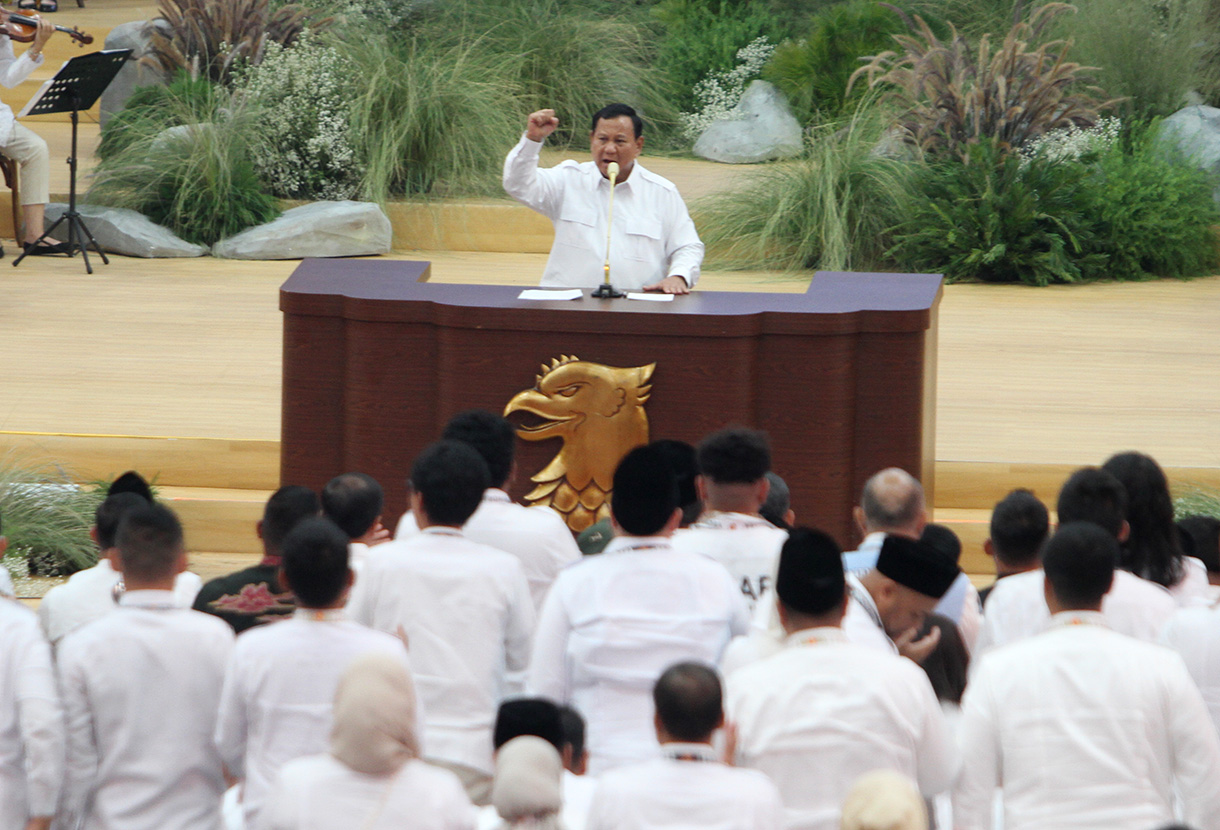 Ketua Umum Partai Gerindra, Prabowo Subianto memberi hormat kepada Presiden Joko Widodo dalam rangka penutupan Rapimnas Partai Gerindra di Komplek Gelora Bung Karno, Senayan, Jakarta, Sabtu (31/3/2024).(BeritaNasional.com/ Oke Atmaja)