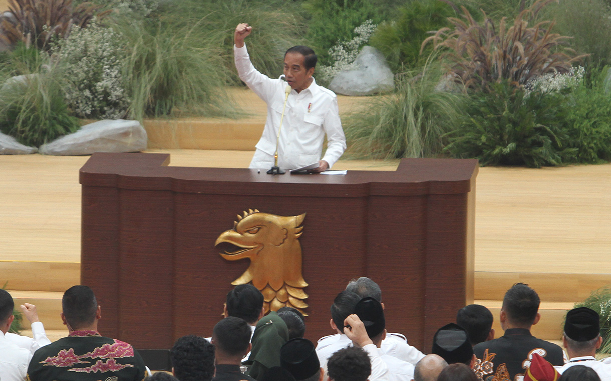 Ketua Umum Partai Gerindra, Prabowo Subianto memberi hormat kepada Presiden Joko Widodo dalam rangka penutupan Rapimnas Partai Gerindra di Komplek Gelora Bung Karno, Senayan, Jakarta, Sabtu (31/3/2024).(BeritaNasional.com/ Oke Atmaja)