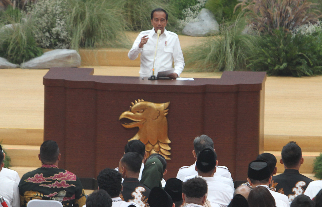 Ketua Umum Partai Gerindra, Prabowo Subianto memberi hormat kepada Presiden Joko Widodo dalam rangka penutupan Rapimnas Partai Gerindra di Komplek Gelora Bung Karno, Senayan, Jakarta, Sabtu (31/3/2024).(BeritaNasional.com/ Oke Atmaja)