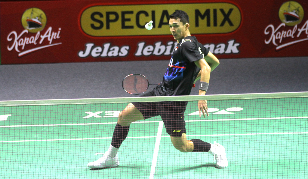 Pebulutangkis Indonesia Jonatan Christie bertanding melawan wakil dari Malaysia Leong Jun Hao pada babak 32 besar Indonesia Open 2024 di Istora Senayan, Jakarta Selatan, Rabu (5/6/2024). (Berita nasional.Com/Oke Atmaja)