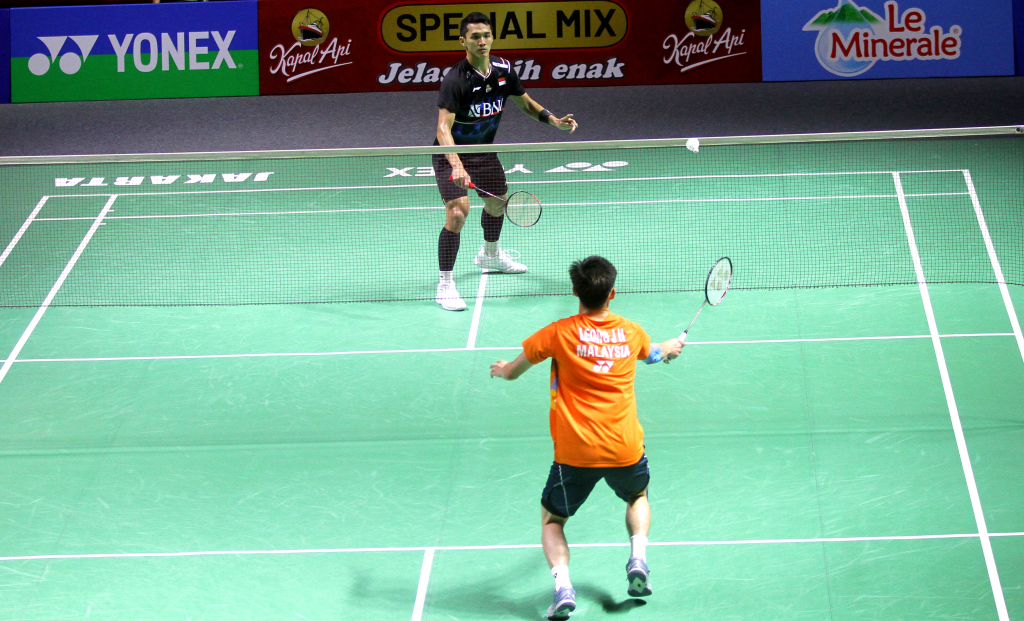 Pebulutangkis Indonesia Jonatan Christie bertanding melawan wakil dari Malaysia Leong Jun Hao pada babak 32 besar Indonesia Open 2024 di Istora Senayan, Jakarta Selatan, Rabu (5/6/2024). (Berita nasional.Com/Oke Atmaja)