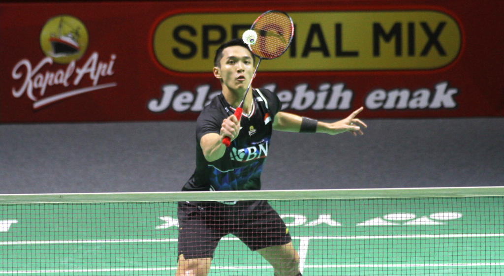 Pebulutangkis Indonesia Jonatan Christie bertanding melawan wakil dari Malaysia Leong Jun Hao pada babak 32 besar Indonesia Open 2024 di Istora Senayan, Jakarta Selatan, Rabu (5/6/2024). (Berita nasional.Com/Oke Atmaja)