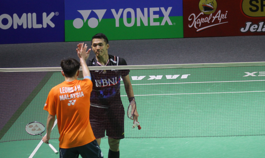 Pebulutangkis Indonesia Jonatan Christie bertanding melawan wakil dari Malaysia Leong Jun Hao pada babak 32 besar Indonesia Open 2024 di Istora Senayan, Jakarta Selatan, Rabu (5/6/2024). (Berita nasional.Com/Oke Atmaja)