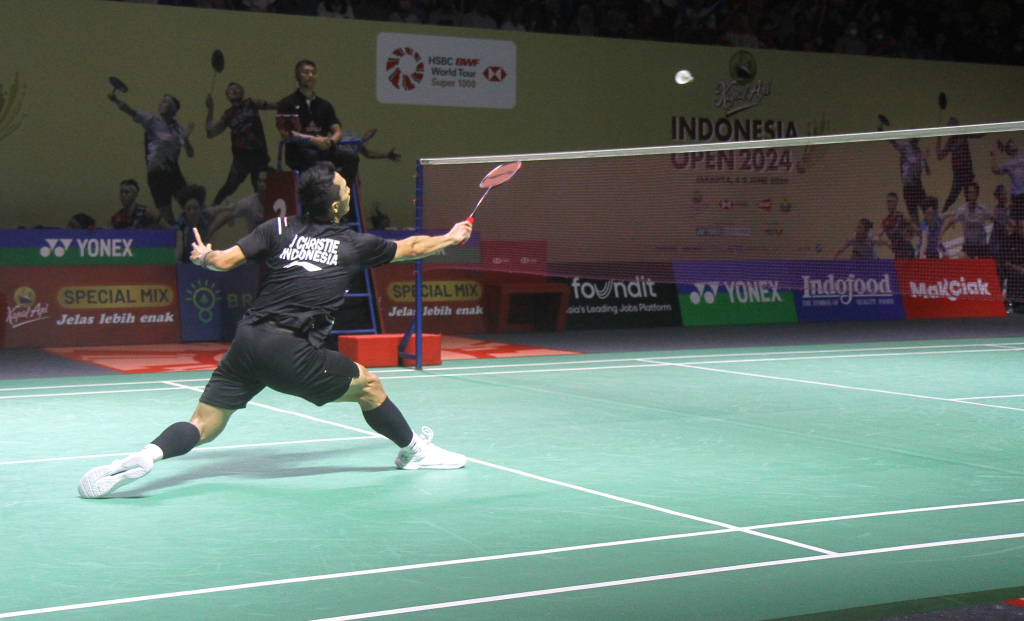 Pebulutangkis Indonesia Jonatan Christie bertanding melawan wakil dari Malaysia Leong Jun Hao pada babak 32 besar Indonesia Open 2024 di Istora Senayan, Jakarta Selatan, Rabu (5/6/2024). (Berita nasional.Com/Oke Atmaja)