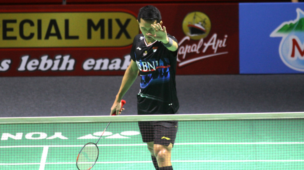 Pebulutangkis Indonesia Jonatan Christie bertanding melawan wakil dari Malaysia Leong Jun Hao pada babak 32 besar Indonesia Open 2024 di Istora Senayan, Jakarta Selatan, Rabu (5/6/2024). (Berita nasional.Com/Oke Atmaja)