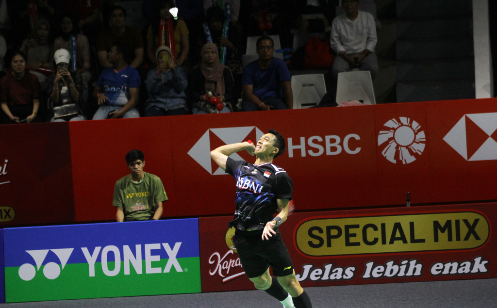 Pebulutangkis Indonesia Jonatan Christie bertanding melawan wakil dari Malaysia Leong Jun Hao pada babak 32 besar Indonesia Open 2024 di Istora Senayan, Jakarta Selatan, Rabu (5/6/2024). (Berita nasional.Com/Oke Atmaja)