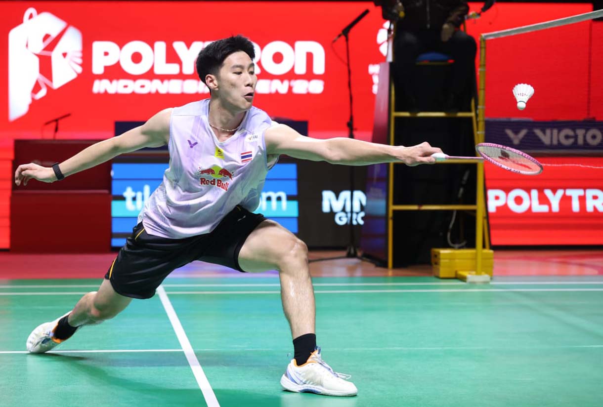 Pebulu tangkis tunggal putra Indonesia Jonatan Christie berusaha mengembalikan kok ke arah tunggal putra Thailand Panitchaphon Teeraratsakul pada semifinal Polytron Indonesia Open 2026 di Istora Senayan, Jakarta, Sabtu (6/6/2026).(Beritanasional.com/Oke Atmaja)