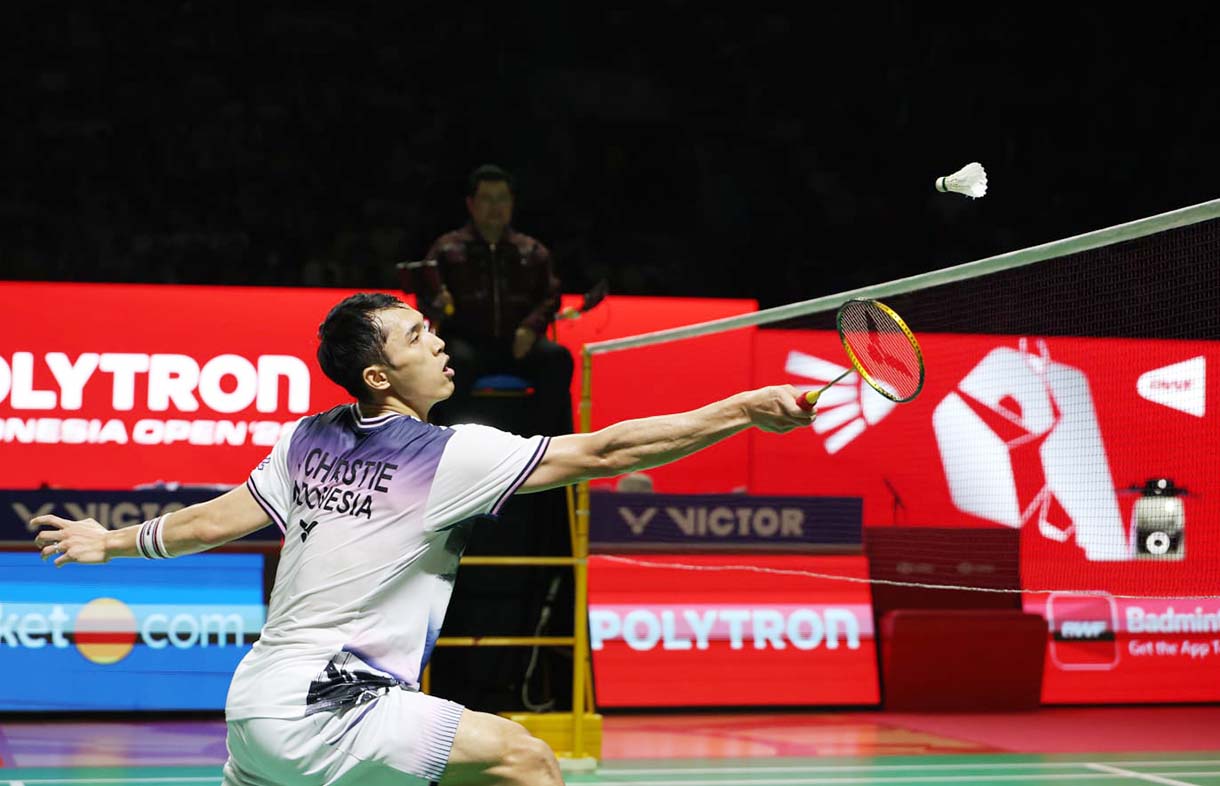 Pebulu tangkis tunggal putra Indonesia Jonatan Christie berusaha mengembalikan kok ke arah tunggal putra Thailand Panitchaphon Teeraratsakul pada semifinal Polytron Indonesia Open 2026 di Istora Senayan, Jakarta, Sabtu (6/6/2026).(Beritanasional.com/Oke Atmaja)