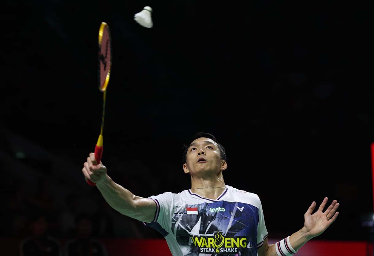 Pebulu tangkis tunggal putra Indonesia Jonatan Christie berusaha mengembalikan kok ke arah tunggal putra Thailand Panitchaphon Teeraratsakul pada semifinal Polytron Indonesia Open 2026 di Istora Senayan, Jakarta, Sabtu (6/6/2026).(Beritanasional.com/Oke Atmaja)