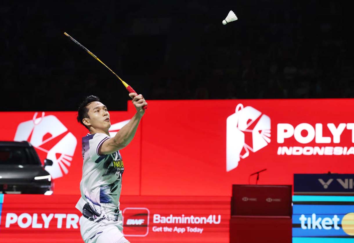 Pebulu tangkis tunggal putra Indonesia Jonatan Christie berusaha mengembalikan kok ke arah tunggal putra Thailand Panitchaphon Teeraratsakul pada semifinal Polytron Indonesia Open 2026 di Istora Senayan, Jakarta, Sabtu (6/6/2026).(Beritanasional.com/Oke Atmaja)