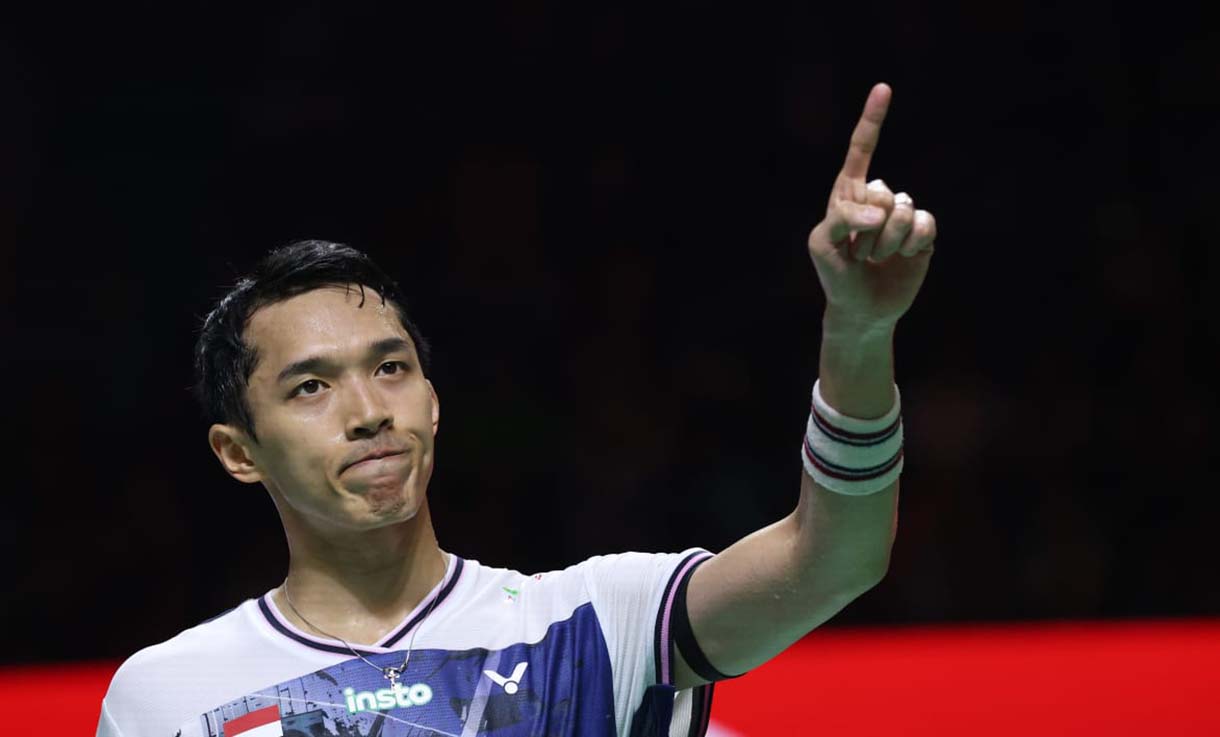 Pebulu tangkis tunggal putra Indonesia Jonatan Christie berusaha mengembalikan kok ke arah tunggal putra Thailand Panitchaphon Teeraratsakul pada semifinal Polytron Indonesia Open 2026 di Istora Senayan, Jakarta, Sabtu (6/6/2026).(Beritanasional.com/Oke Atmaja)