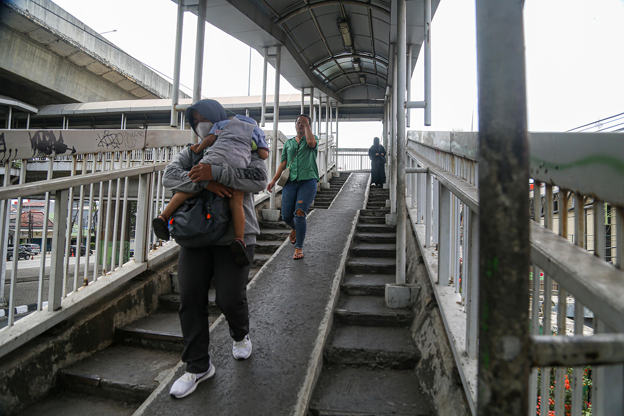 Warga melintas diJembatan Penyebrangan Orang (JPO) Permai Koja di Jalan Lorong 104 Timur, Koja, Jakarta Utara, Selasa (17/9/2024).(BeritaNasional.com/ Oke Atmaja)