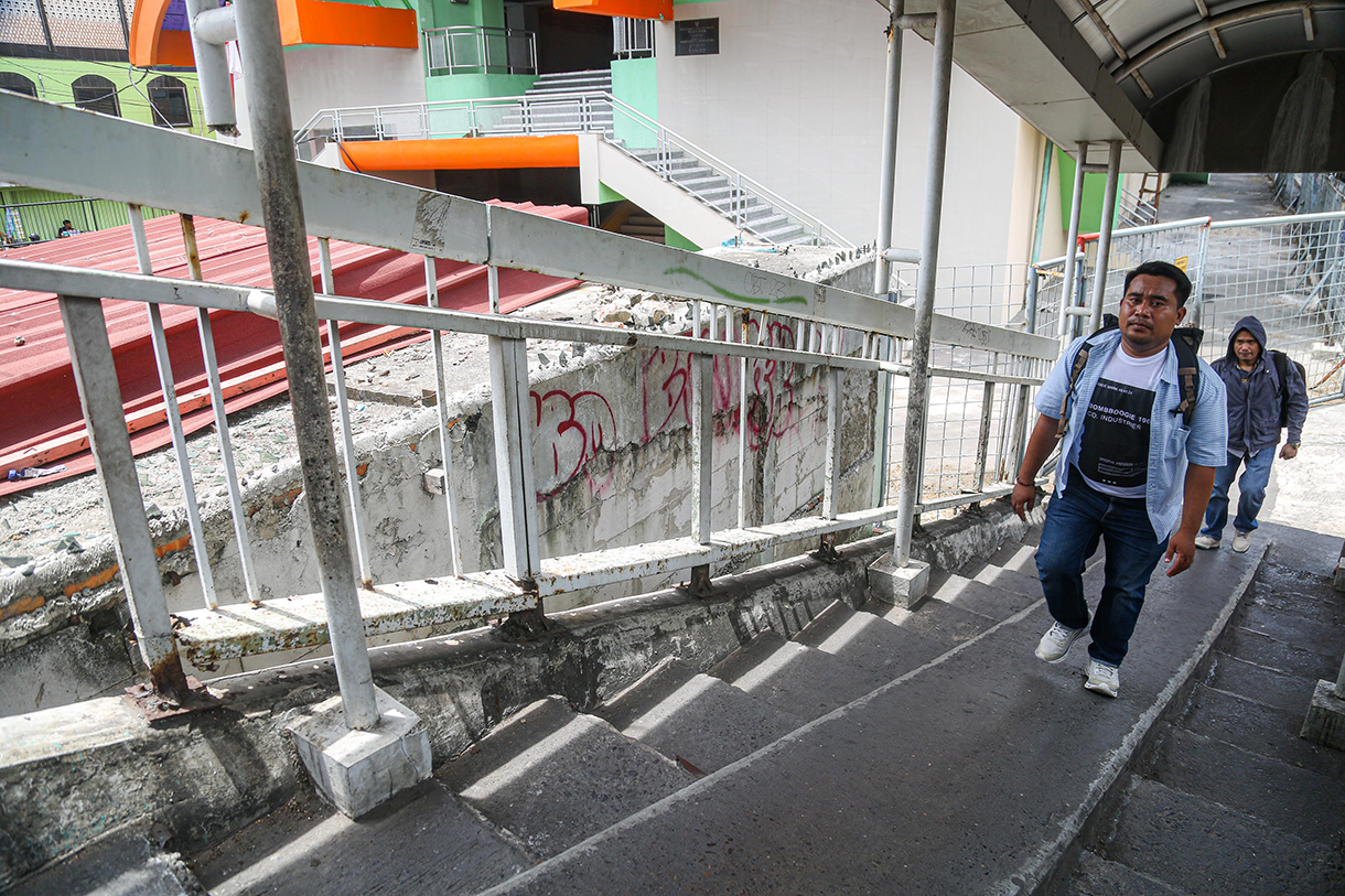 Warga melintas diJembatan Penyebrangan Orang (JPO) Permai Koja di Jalan Lorong 104 Timur, Koja, Jakarta Utara, Selasa (17/9/2024).(BeritaNasional.com/ Oke Atmaja)