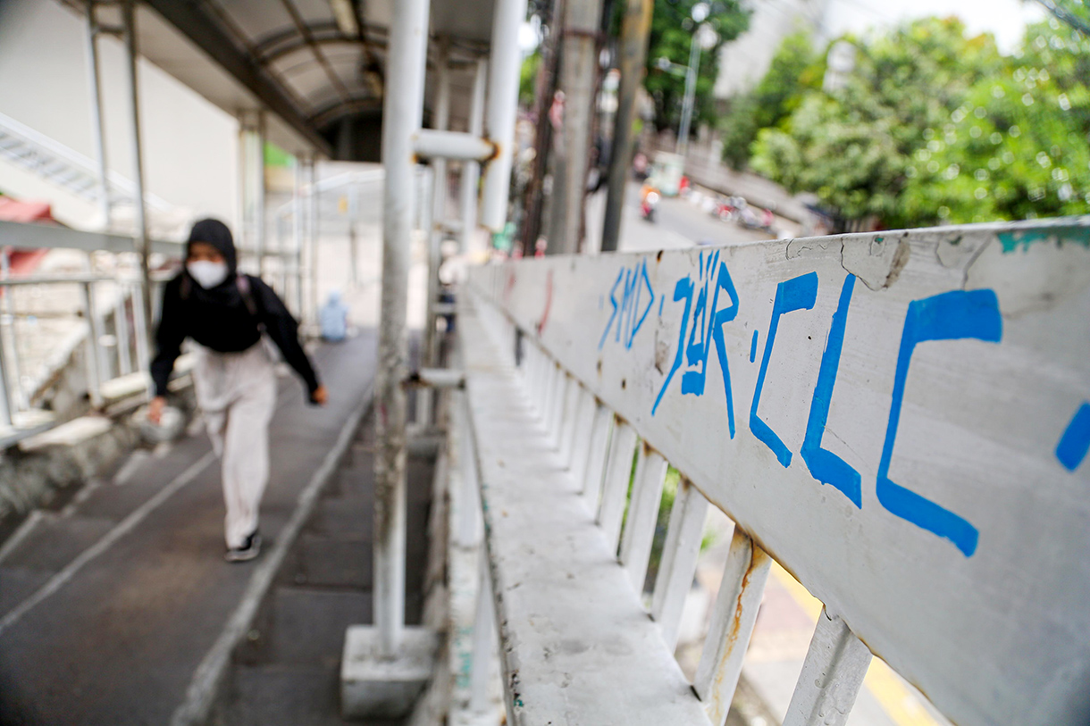 Warga melintas diJembatan Penyebrangan Orang (JPO) Permai Koja di Jalan Lorong 104 Timur, Koja, Jakarta Utara, Selasa (17/9/2024).(BeritaNasional.com/ Oke Atmaja)