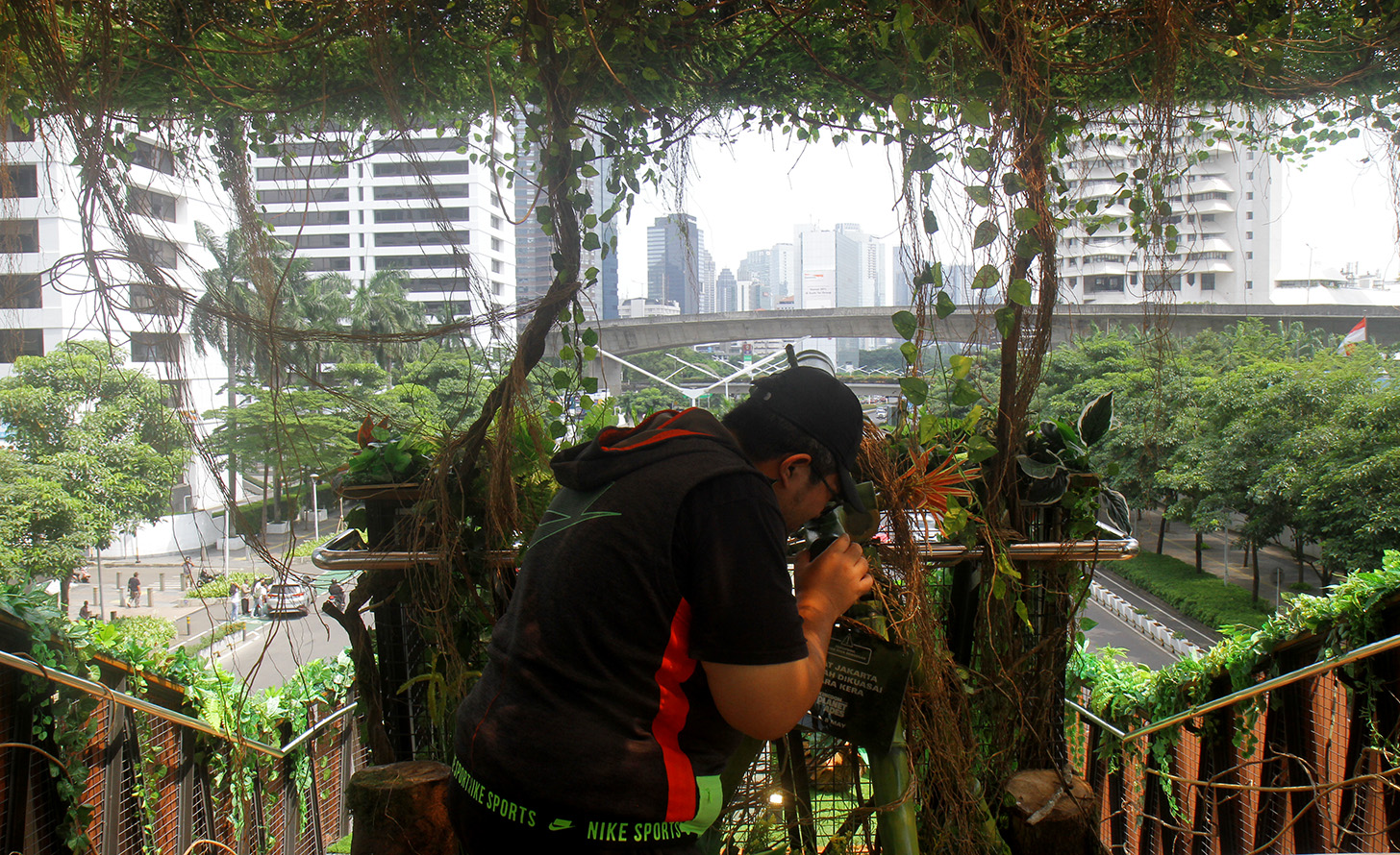 Warga mengunjungi Jembatan Penyebrangan Orang (JPO) Pinisi di Jalan Jenderal Sudirman, Jakarta,Minggu (12/5/2024).  (BeritaNasional.com/Oke Atmaja)