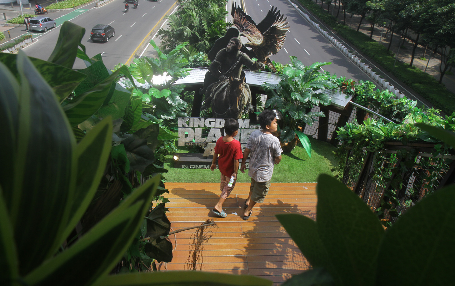 Warga mengunjungi Jembatan Penyebrangan Orang (JPO) Pinisi di Jalan Jenderal Sudirman, Jakarta,Minggu (12/5/2024).  (BeritaNasional.com/Oke Atmaja)